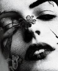 优雅的哥德式黑白时尚摄影--安‧海瑟威