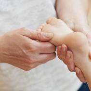 手和脚被足光粉泡后皮肤上满是硬壳怎么去掉