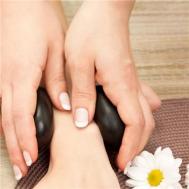 挤伤手指指甲瘀血肿痛有麻木感怎麽办