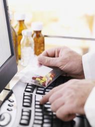 怀孕三个月时检查胎盘偏低 现在四个月了 小腹偶尔涨痛 会是宫外孕吗？