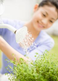 小女孩8岁了 前两天温度变低 衣服穿少了