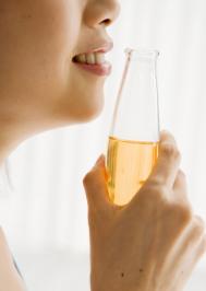 两边大腿和睾丸的交界沟处一个圆形 先是脱