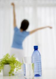 请问哺乳期家里养一条纯种吉娃娃狗 对新生儿有没有影响？养了 应注意哪些方面？