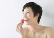 老公是位忙碌的业务员 午餐经常在外面吃盒饭或快餐除了担心他的营养摄取不足之外 我也很在意外食中的添加剂和污染怎么才能减少对身体的危害呢？