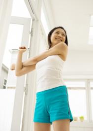 宝宝八个多月了 从床上摔下来上嘴唇肿了 不知道该怎么办急