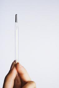 宝宝快四个月了 今早起来左眼一直有泪还有黄色眼屎 一天了一直没好 怎么处理