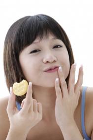 男宝两个月 最近喜欢玩自己的舌头 最张的