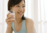 鱼刺卡在咽喉了 喝点醋会有用吗？