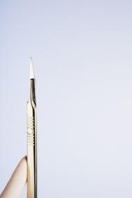 现在又起了一身不知道什么原因 中医说是免疫力差 吃了一个月中药了 怎么还是起啊 ？ ？ ？ ？