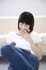 脸上毛孔中长的黄色半透明的颗粒物是什么东西？