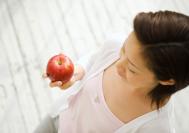 三个月小孩吃奶粉 吃到130ml的时候一吃完就会哭 给喂点水进去后 他就不哭了 是没吃饱吗?还是渴了呀?