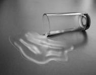 Photoshop给倒地的水杯加上溢出的水教程