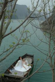 Photoshop把灰朦婚纱相片调出灿烂的春季绿色