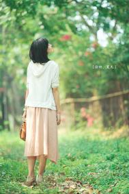 Photoshop给绿荫下的美女增加日系淡冷色教程