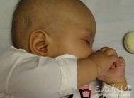 揭开宝宝抠鼻子的原因