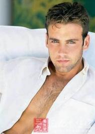 男人 笔记本放大腿伤“精”