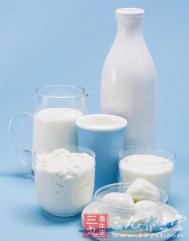 男人嗜烟酒 为健康更应喝牛奶