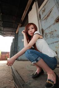 将背景和被拍摄者巧妙融合的广角人像