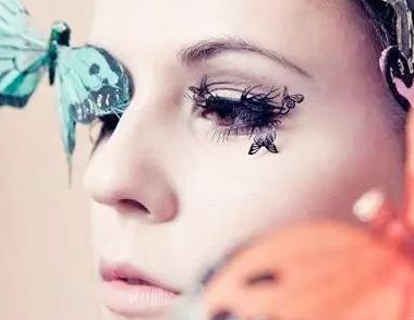 万圣节假睫毛的装饰方法 让你的妆容与众不同