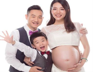 杨云产完二胎杨威再度当爸爸