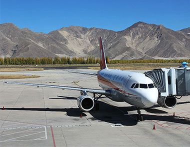 女乘客坐飞机拒不关机被警方拘留 登机流程和注意事项