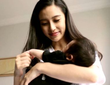 baby怀抱小海绵母爱满满出镜跑男 抱宝宝时要注意什么