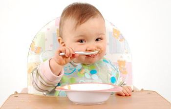 婴儿吃饱有什么表现 怎样判断宝宝已经吃饱