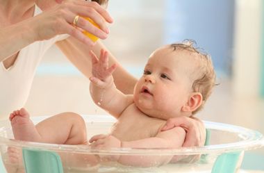 宝宝们洗澡妈妈该如何操作 怎样正确帮宝宝洗澡