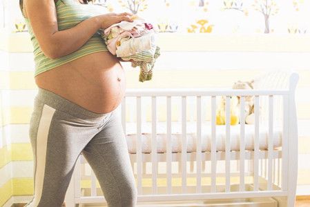 胎宝宝晚上动的比较多的原因 胎动异常有什么表现？