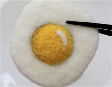 羊毛毡鸡蛋胸针怎么制作 鸡蛋胸针的制作方法