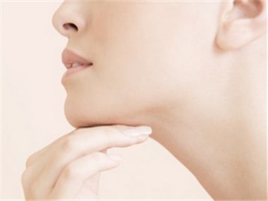 每天化妆脸上会不会长斑