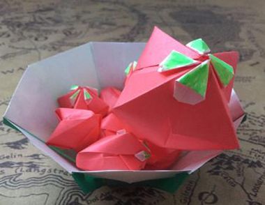 可爱的草莓怎么折出来？