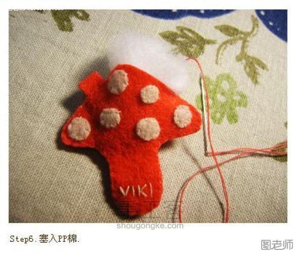 手机挂件DIY:超童趣红蘑菇小挂件 布艺手机小饰品图解 第6步