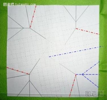 步骤15:先按照图中蓝线标示的折痕折成下图中的形状