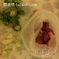 辣椒炒肉的做法图解1