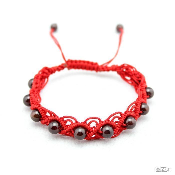 1.将红绳对折,并在一端编一个纽扣结,这样做是为了方便下一个步骤能顺利进行,不让红绳跑出来,注意大家在编织的时候要在上端留出一个扣眼,如图所示。 2.牵三根线横穿竖轴线中间,呈十字状。 3.在竖轴线下端再编织一个双联结,固定,接下来的所有步骤就从这个结开始啦。 4.