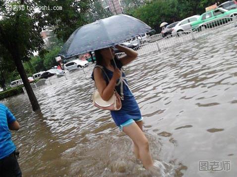 淋雨后怎么办？被雨淋后快洗澡，衣服消毒分开洗