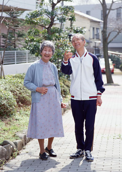 冬季老人适当吃零食有益健康