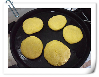 【图】怎样做煎马口鱼贴饼子|煎马口鱼贴饼子