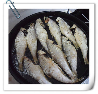 【图】怎样做煎马口鱼贴饼子|煎马口鱼贴饼子