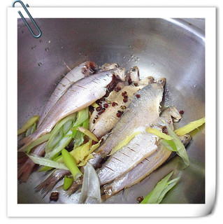 【图】怎样做煎马口鱼贴饼子|煎马口鱼贴饼子