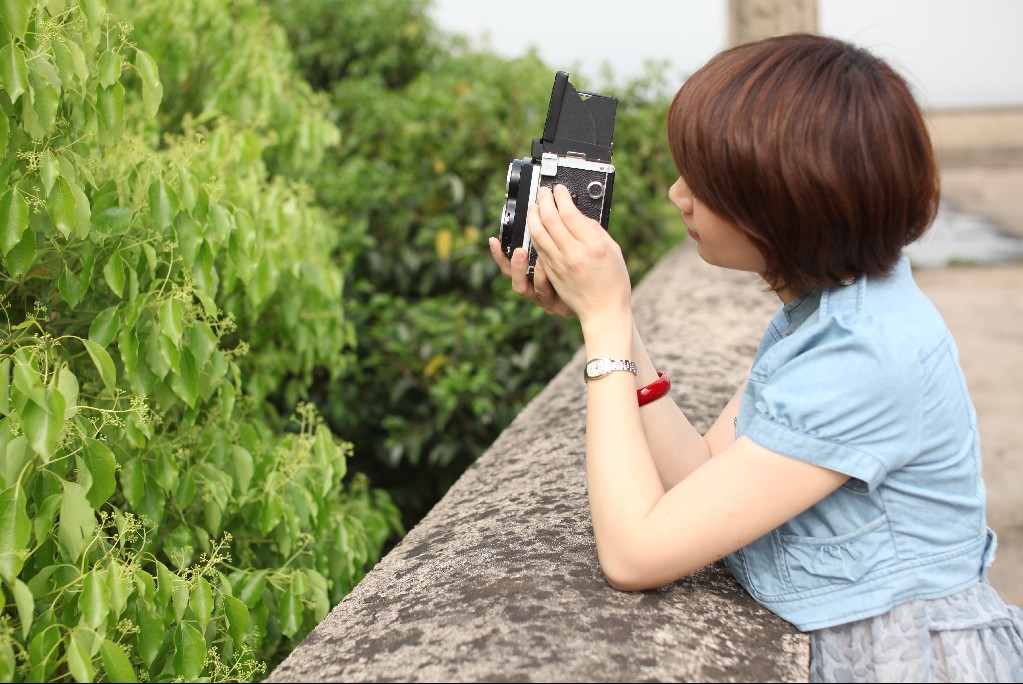 Photoshop为美女照片调出淡淡的暗青色调,PS教程,图老师教程网