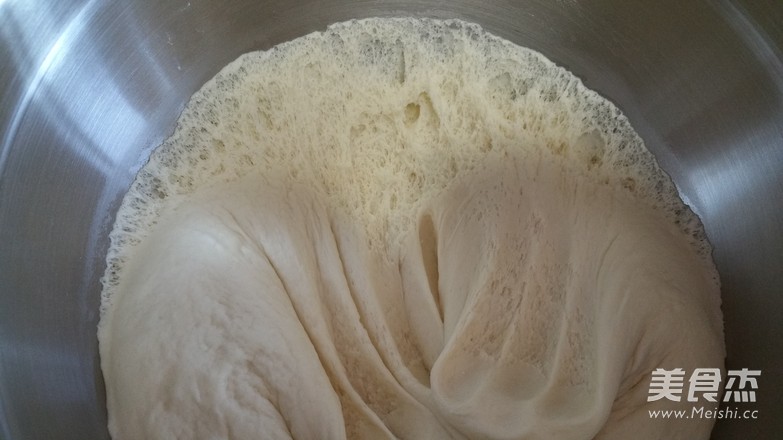 面团发酵好后取出,发酵好的面团呈蜂窝状