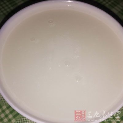 孩子不宜吃过硬的食物，最好是流食或清淡饮食