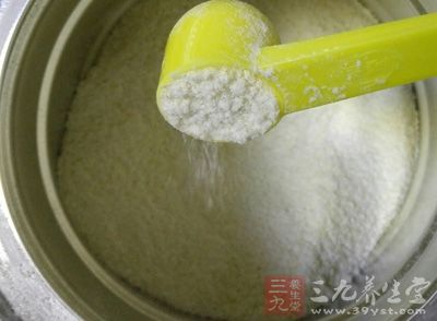 对母乳或配方奶里的蛋白质过敏