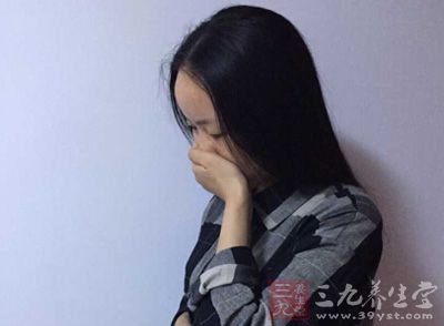 女性还在此期间出现了恶心、呕吐