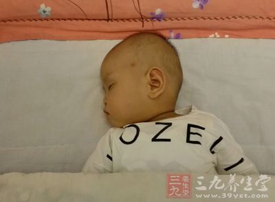 孩子的腹部、脚部受凉