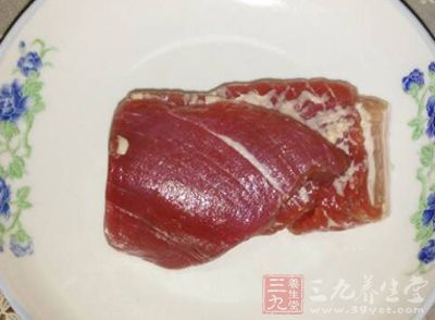 老年人膳食中肉类脂肪过多，会引起营养平衡失调和新陈代谢紊乱