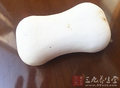 更不要用碱性大的香皂给宝宝清洁