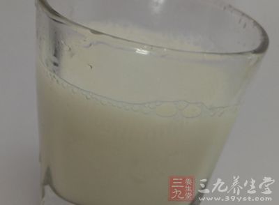 半斤牛奶，含钙300毫克，还含有多种氨基酸、乳酸、矿物质及维生素